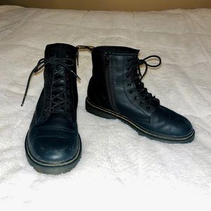 DOC MARTENS BOOTS KIDS 4 (women size 6)